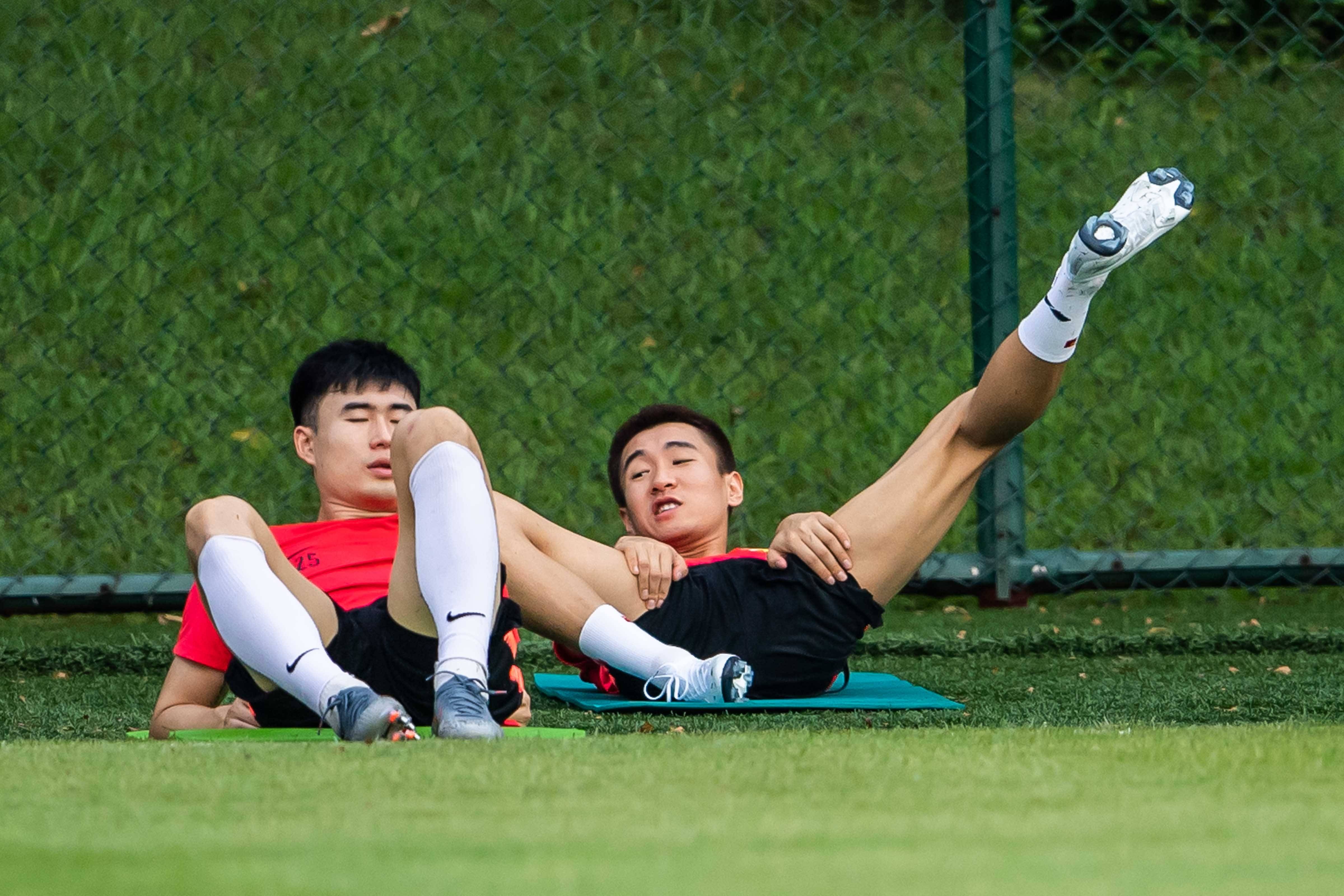 红牌犯规，球员费点罚赔对手一球