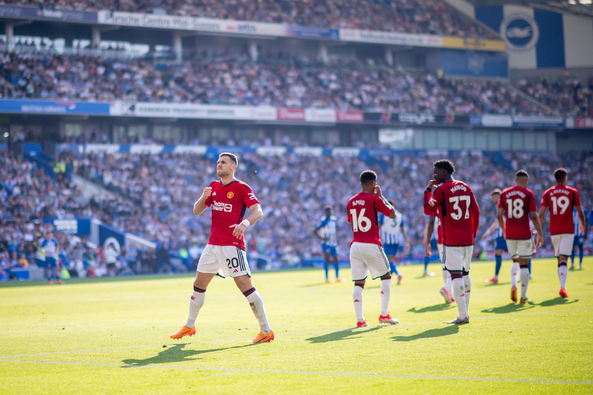 曼联主场大胜布莱顿，保持不败纪录