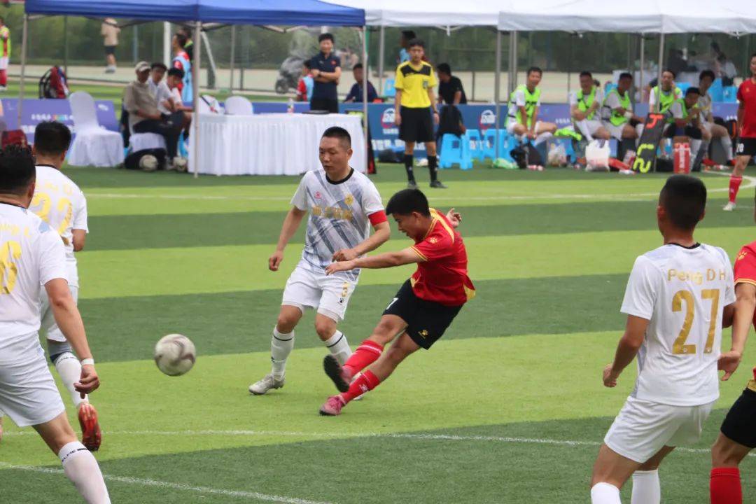 精彩比赛中球队展现出骄人成绩