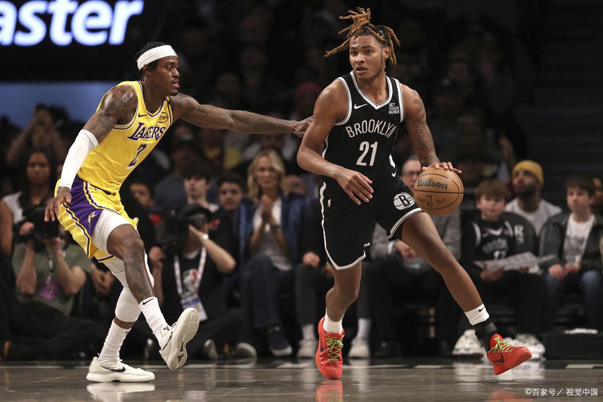 开云体育官网-篮网队员尽展团队力量，战胜对手