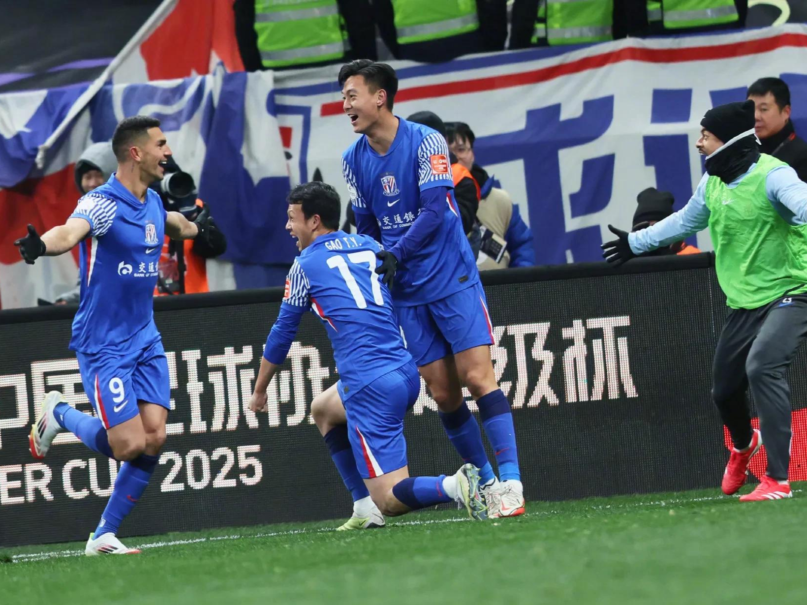 狭路相逢！比赛中球队遭遇困境惊险逃过