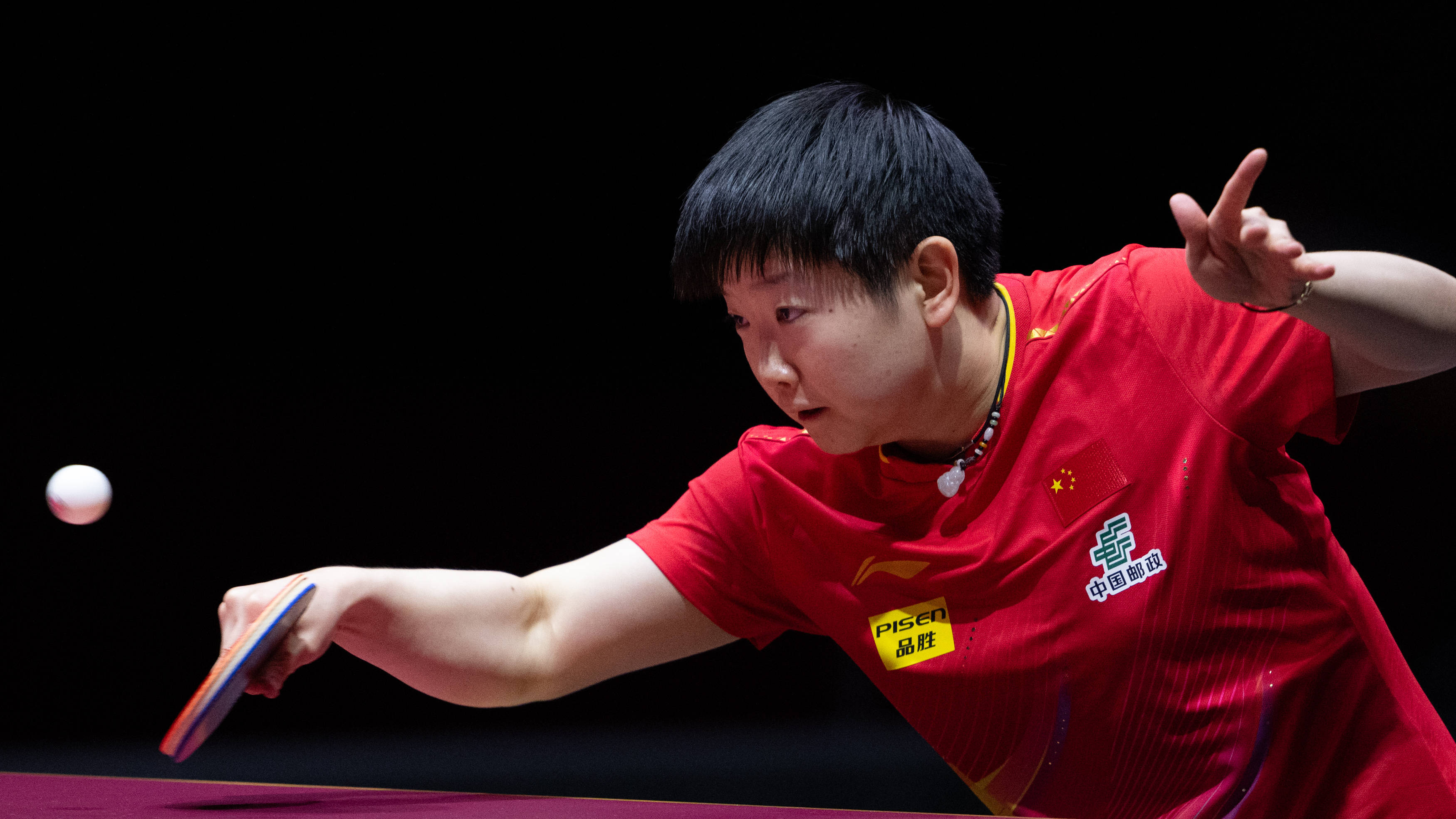 中国女队在比赛中击败对手，获得胜利