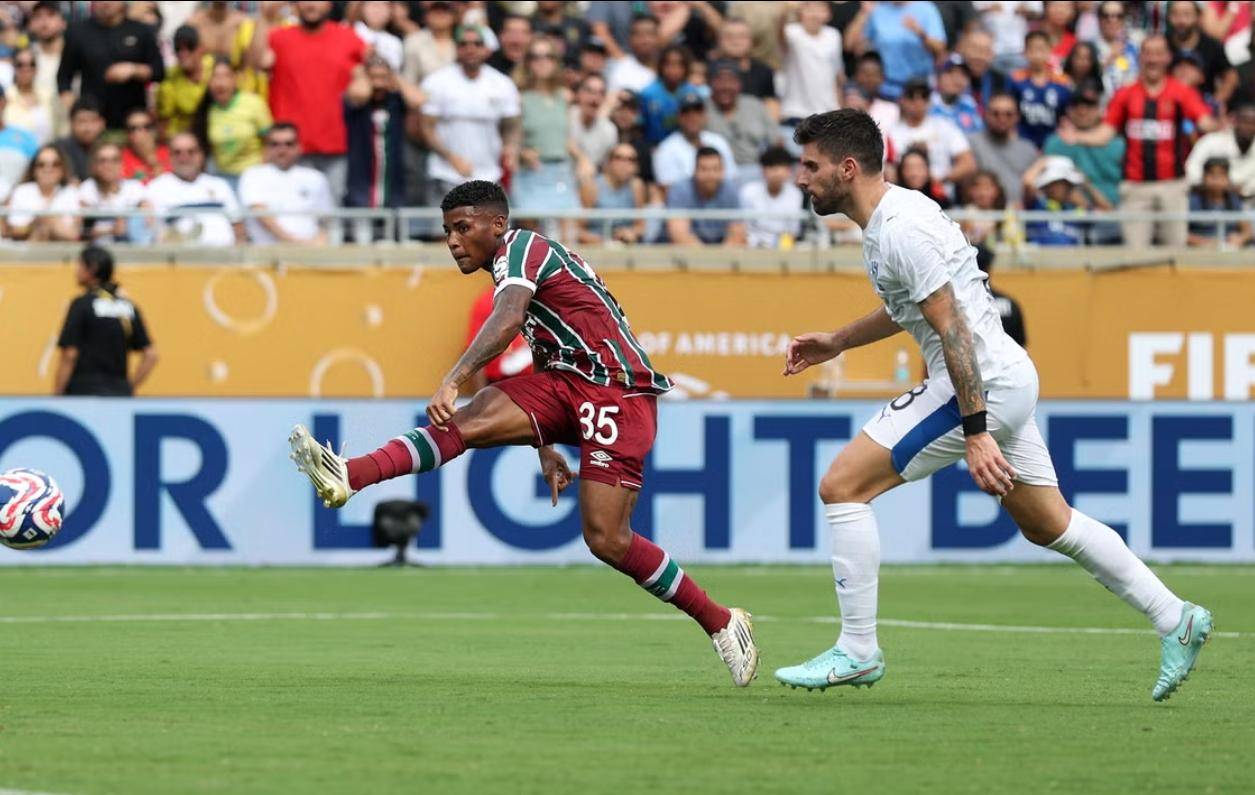 关于法国后卫在比赛中表现稳定，得到主帅赞许的信息