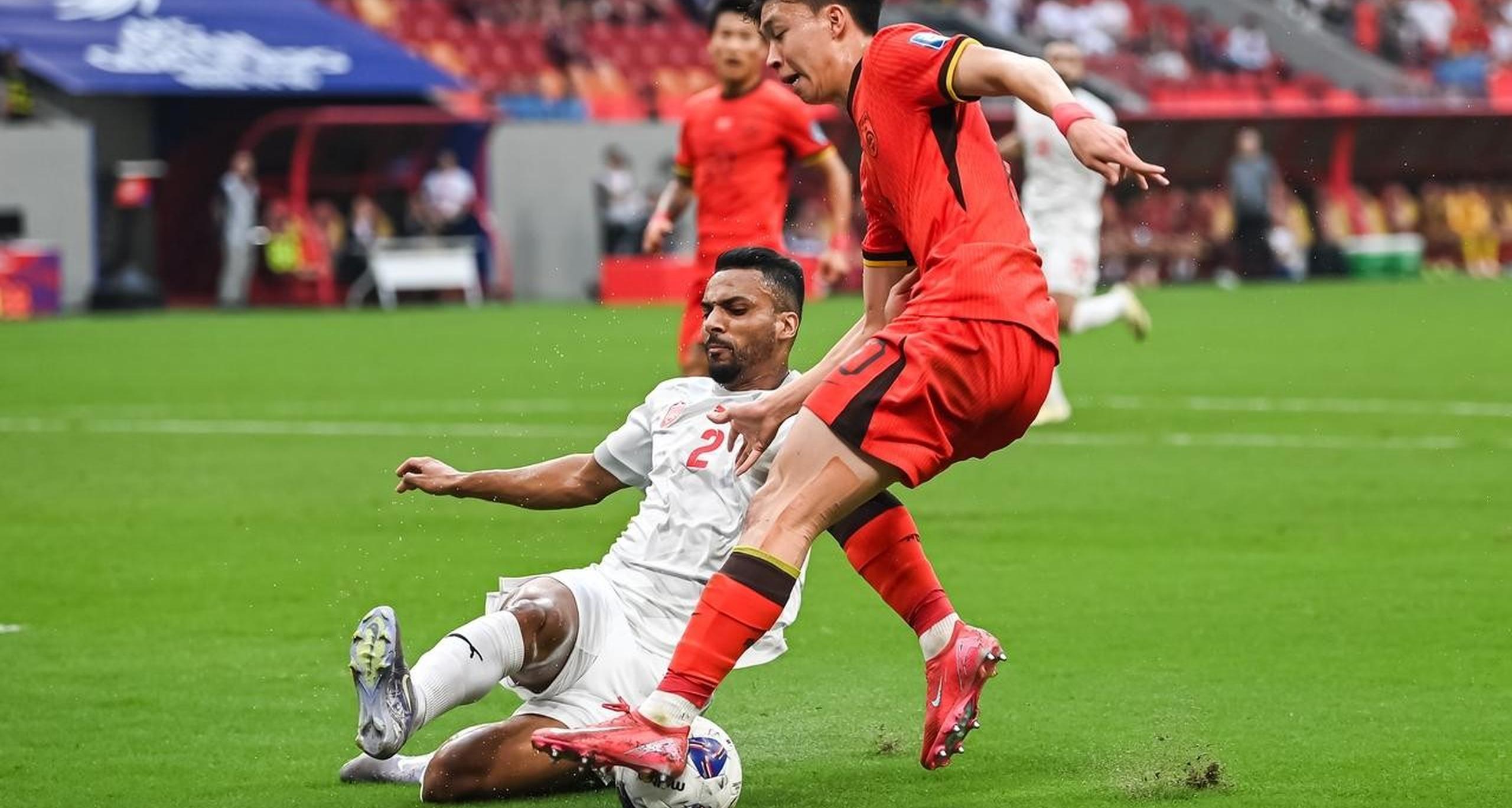 对手的强劲攻势令球队备受压力的简单介绍