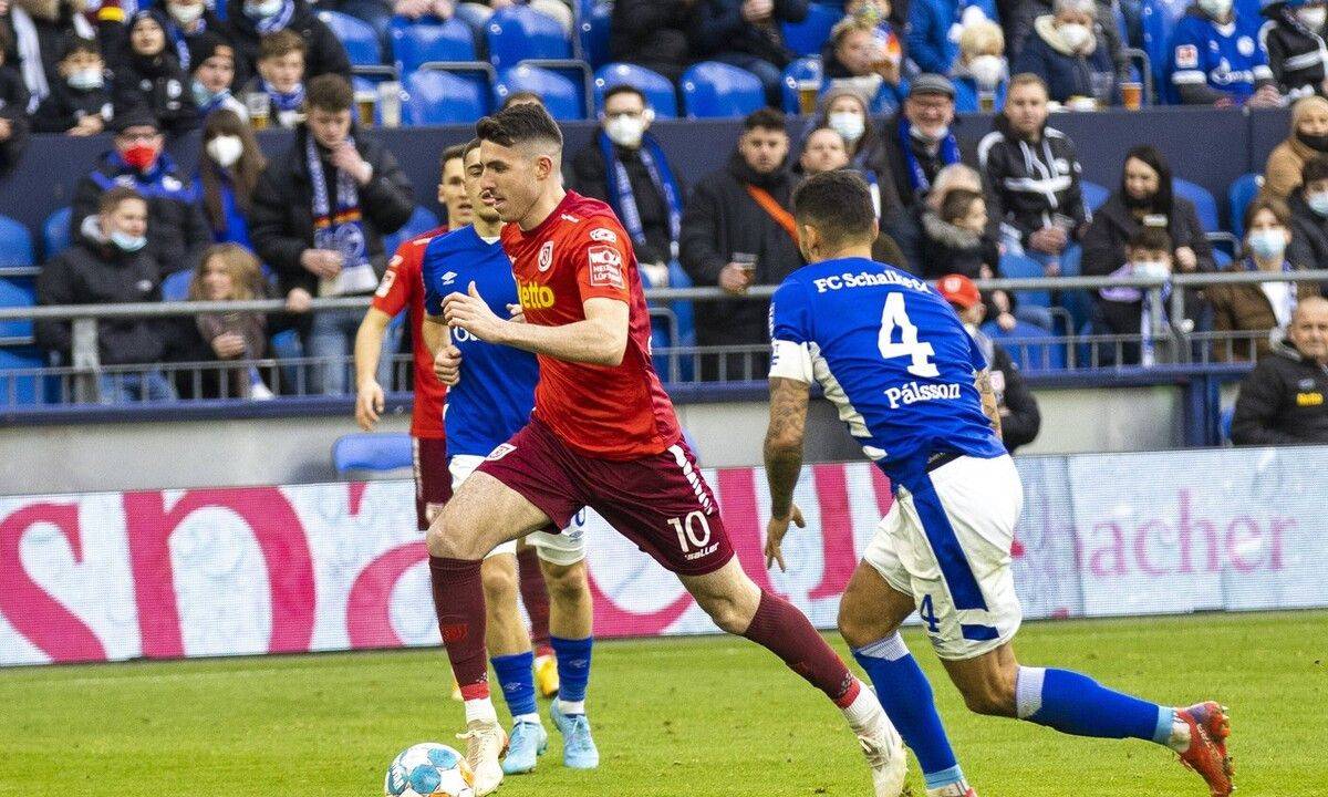 关于汉诺威96球员在比赛中全力拼搏的信息