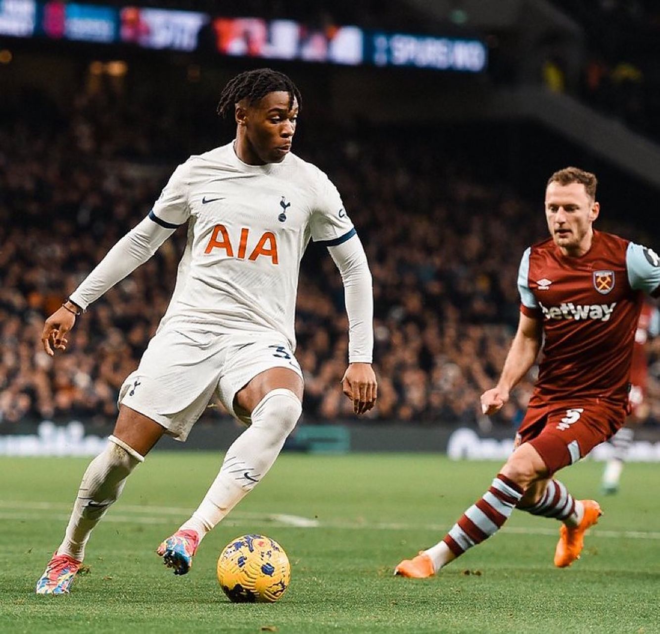 托特纳姆热刺高居英超榜首，积分领先优势巨大