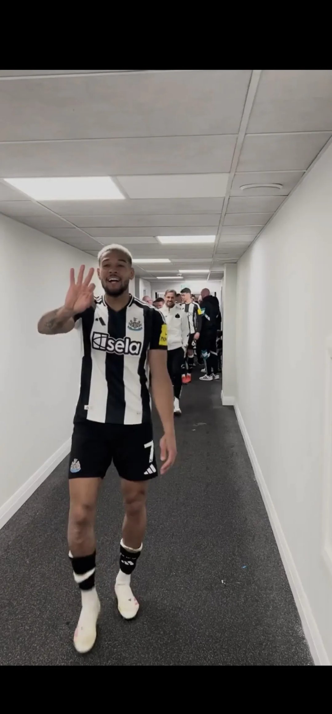 包含阿斯顿维拉憾负纽卡斯尔，保级形势艰难的词条