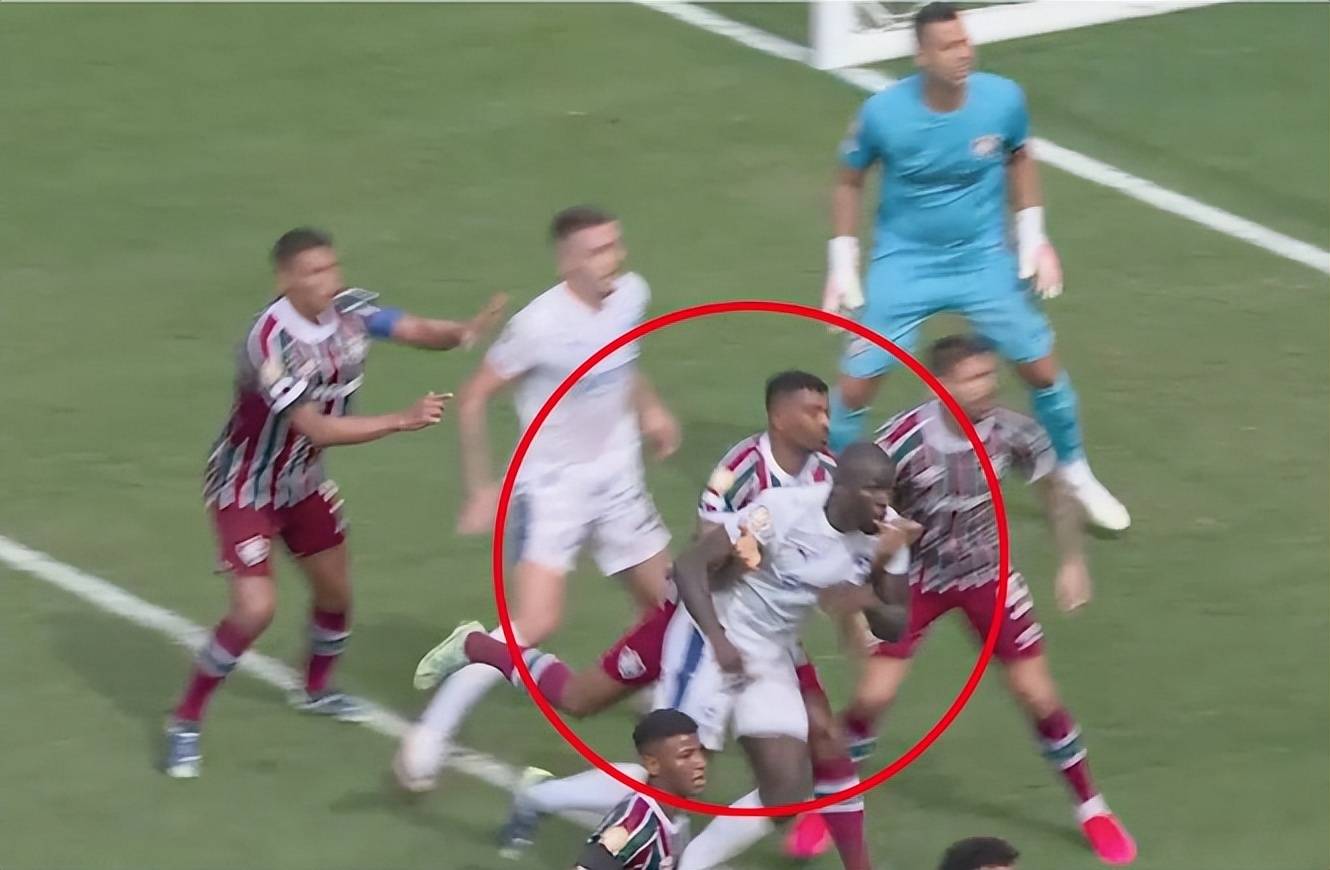 裁判判罚争议不断，在比赛结束后引发热议