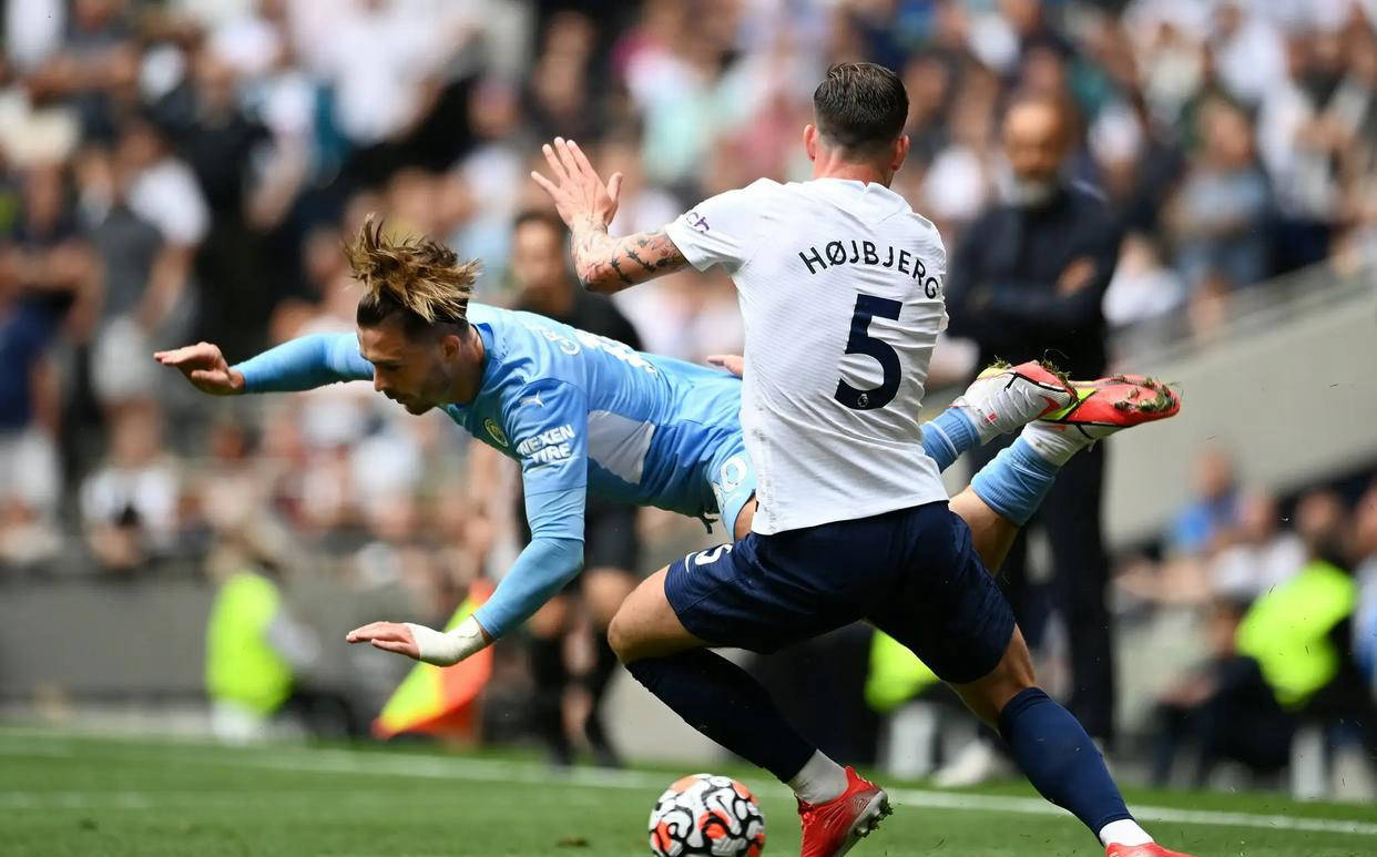 曼城前锋遭遇身体不适，成为球队后顾之忧