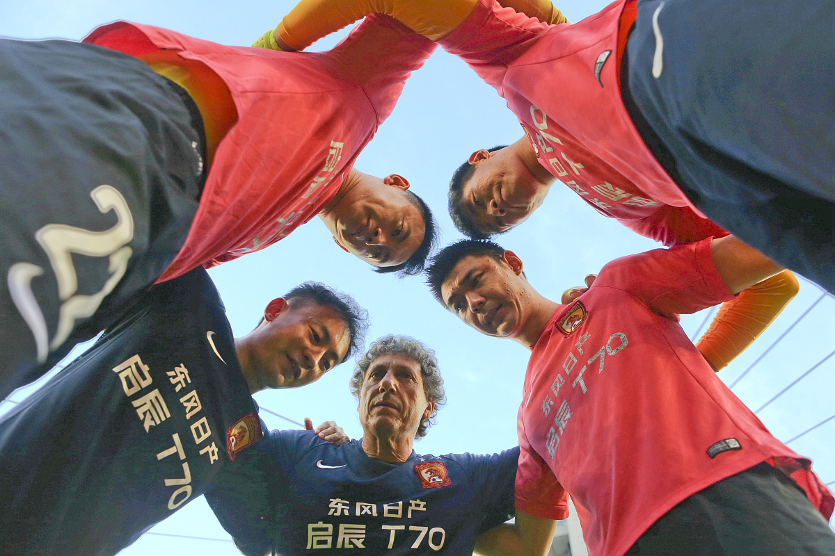 包含精彩瞬间频现，赛场气氛紧张刺激的词条