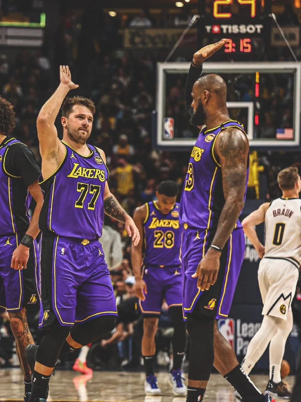 包含湖人队前场球员突出表现，压制对手反扑的词条