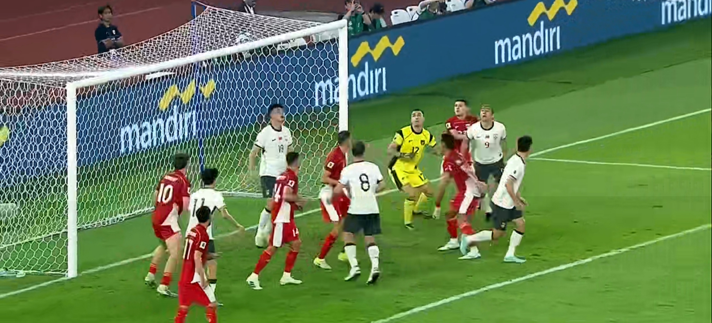 争议判罚成比赛焦点，球迷情绪激动不已