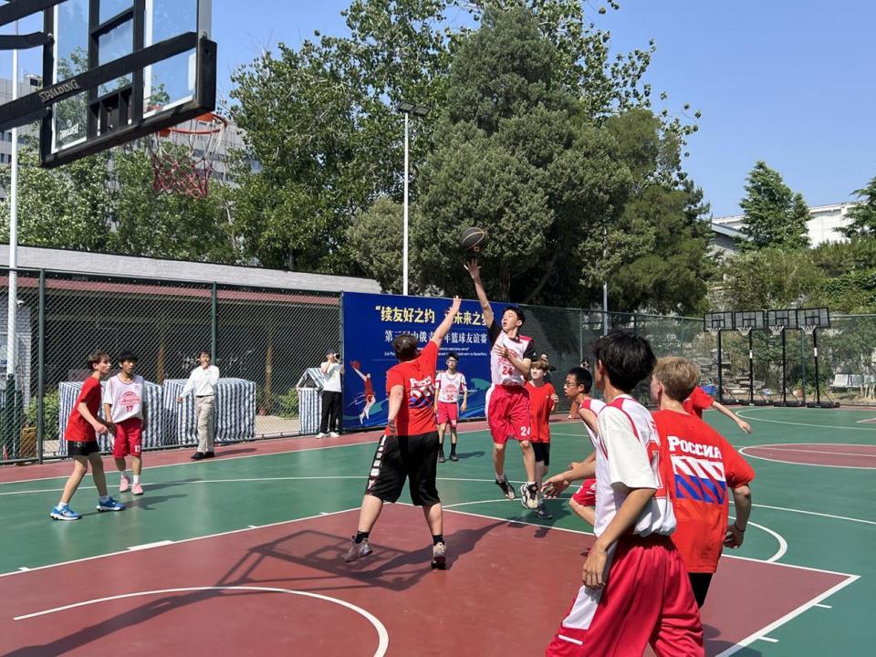 关于篮球比赛现场热闹非凡，球迷狂热不可抑制！的信息