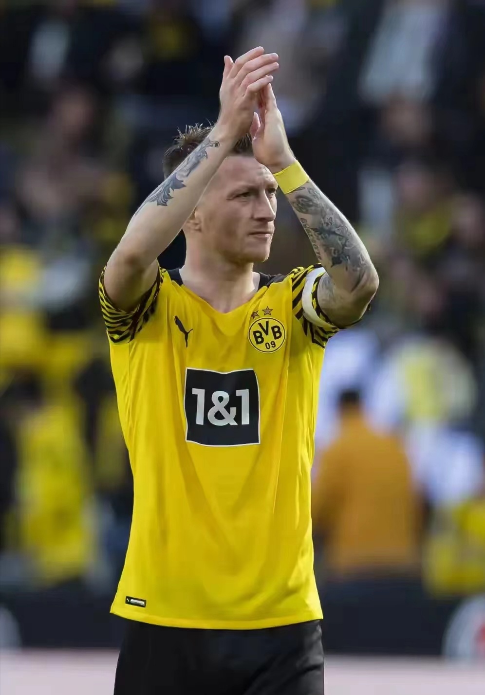 美因茨球员因伤退出比赛，暂时成为球队短板