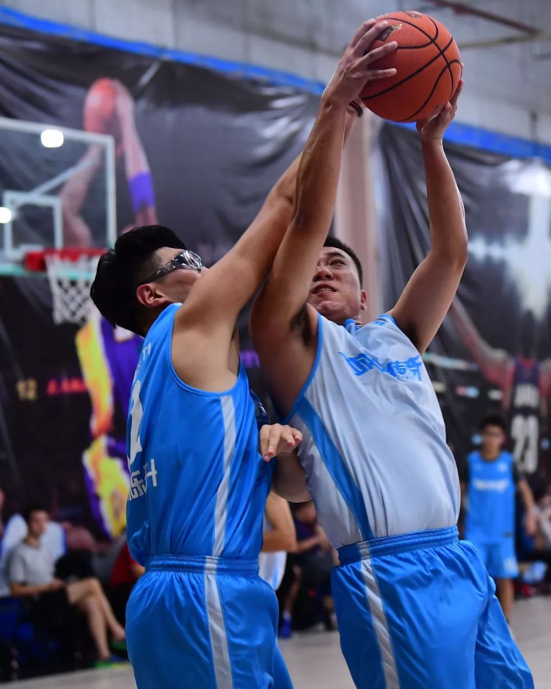 包含亚洲篮球传奇相继登场：赛场陷入狂热的词条