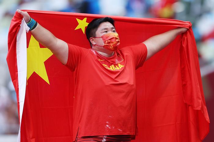 篮球冠军摘得金牌，实力超群