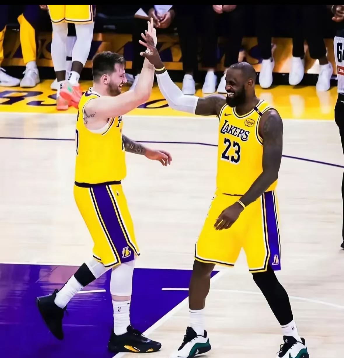 开云体育官网-关于湖人客场不敌猛龙，詹姆斯表现平平的信息