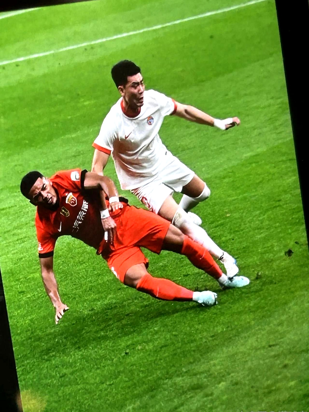 足球场上的搏击之战愈发激烈